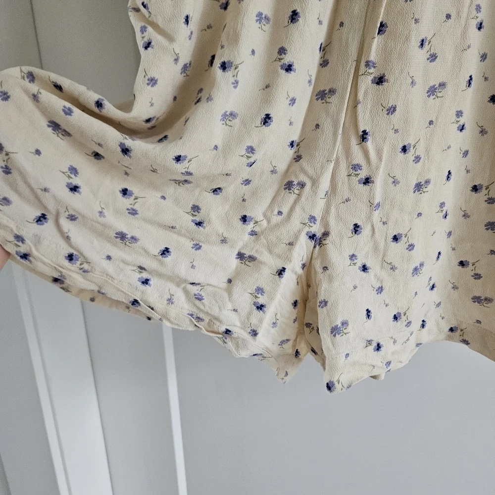American Eagle Outfitters Cream Floral Romper - Picture 2 of 6